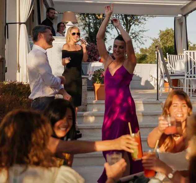 Os hóspedes celebram e dançam durante uma noite festiva ao ar livre no terraço do AREV Saint-Tropez.