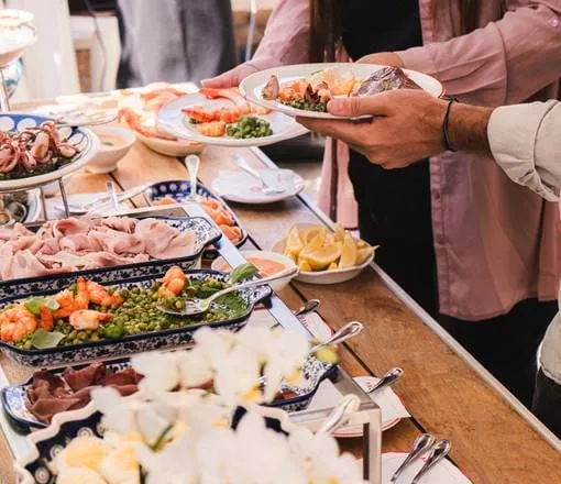 Buffet mit frischen Produkten und lokalen Spezialitäten im AREV Hotelrestaurant in Saint-Tropez.