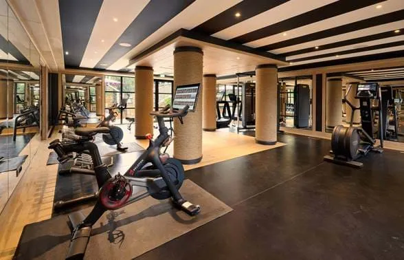 Ginásio moderno e totalmente equipado com bicicletas estacionárias e pesos no hotel AREV em Saint-Tropez.