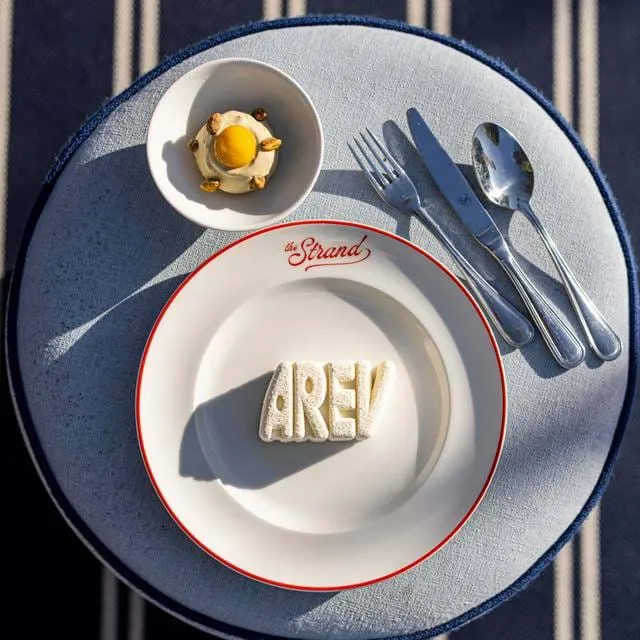 Detail einer eleganten Tischdekoration mit geformter Butter mit dem Logo des Hotels AREV in Saint-Tropez.