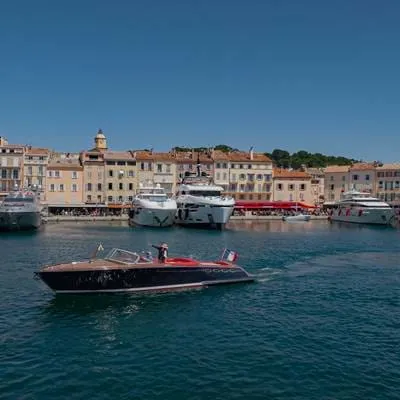 Luxus-Bootsfahrt vor dem farbenfrohen Hafen von Saint-Tropez, ein Erlebnis im Hotel AREV in Saint-Tropez.
