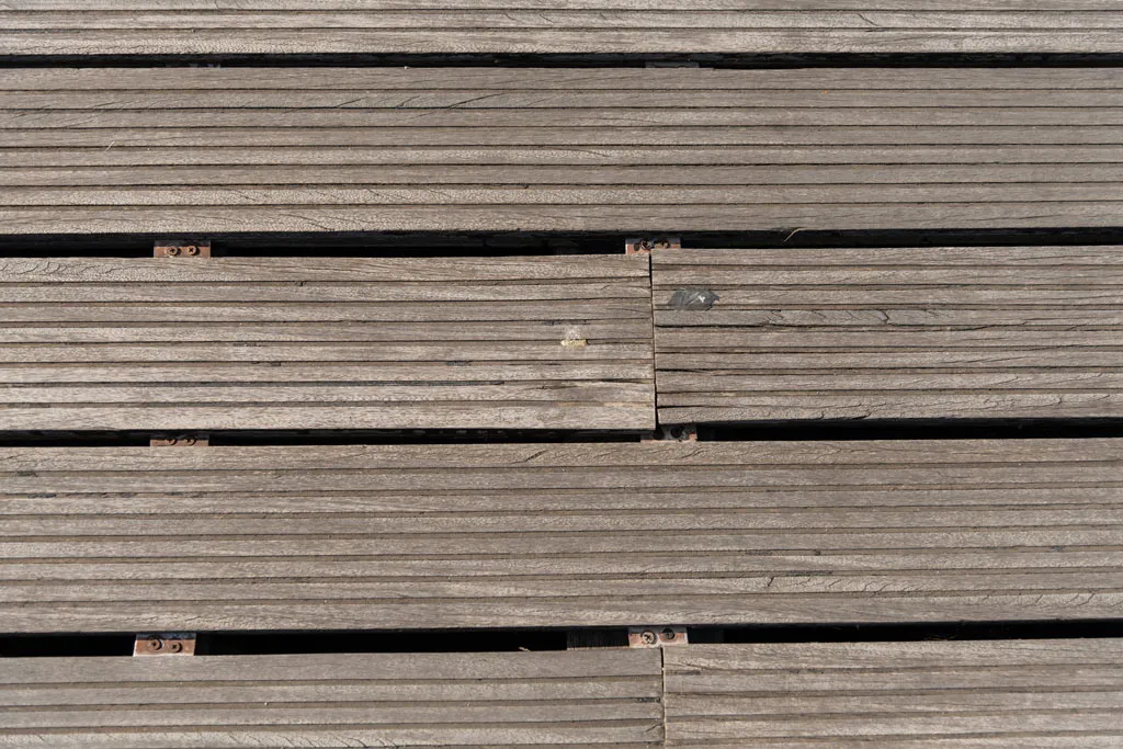 Alte, spröde Holzlatten, welche restauriert werden sollten