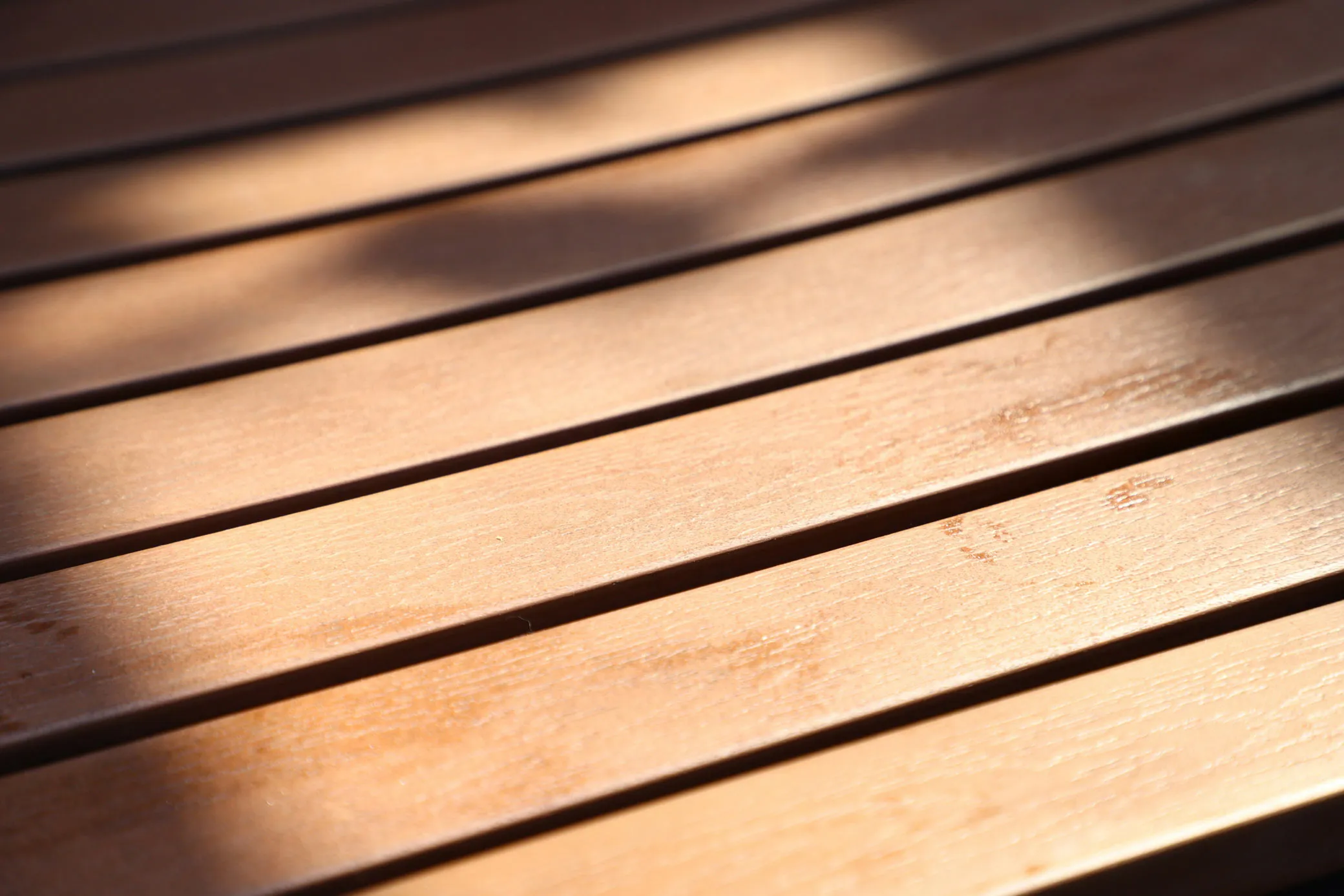 Ein Mann in Malerklamotten, der mit einer Schutzmaske in Mitten der Renovierungsarbeiten steht