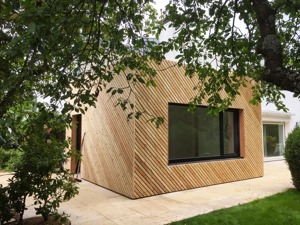 Tiny Haus aus diagonal angeordnetem Holz von Seitz Holzbau in Stuttgart