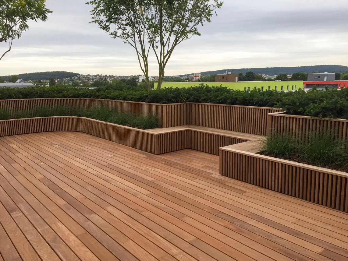 Terrassenausbau aus dunklem Holz in Stuttgart von Seitz Holzbau