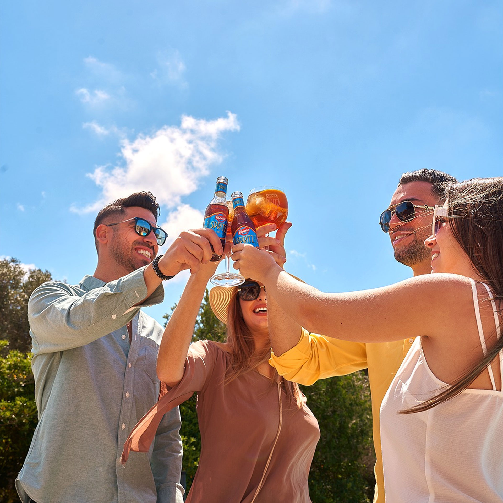 Friends cheersing with Kinnie Spritz