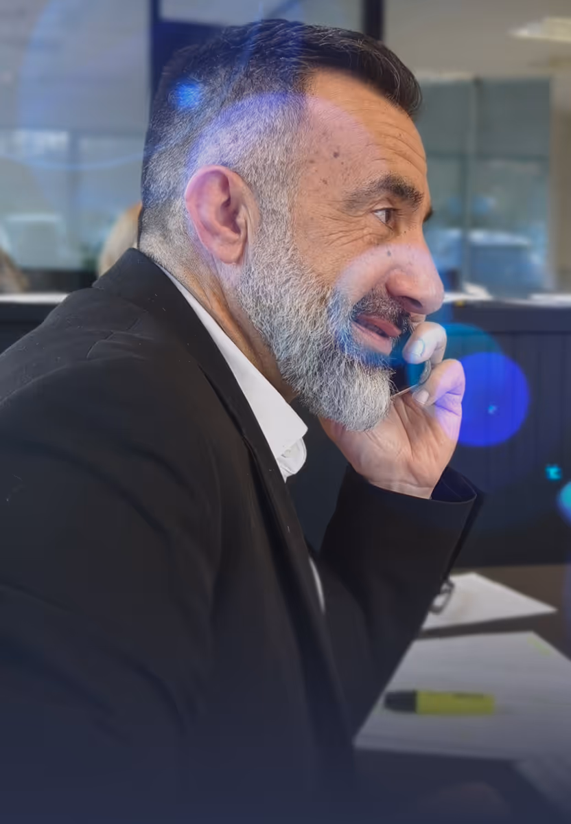 Jean-luc COHEN, co-fondateur de Framboise consulting, au téléphone.