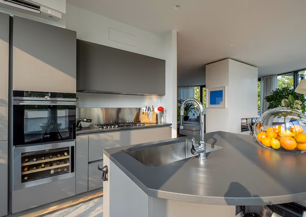 Interior design di cucina moderna con isola e arredi completi in una casa pronta da vivere