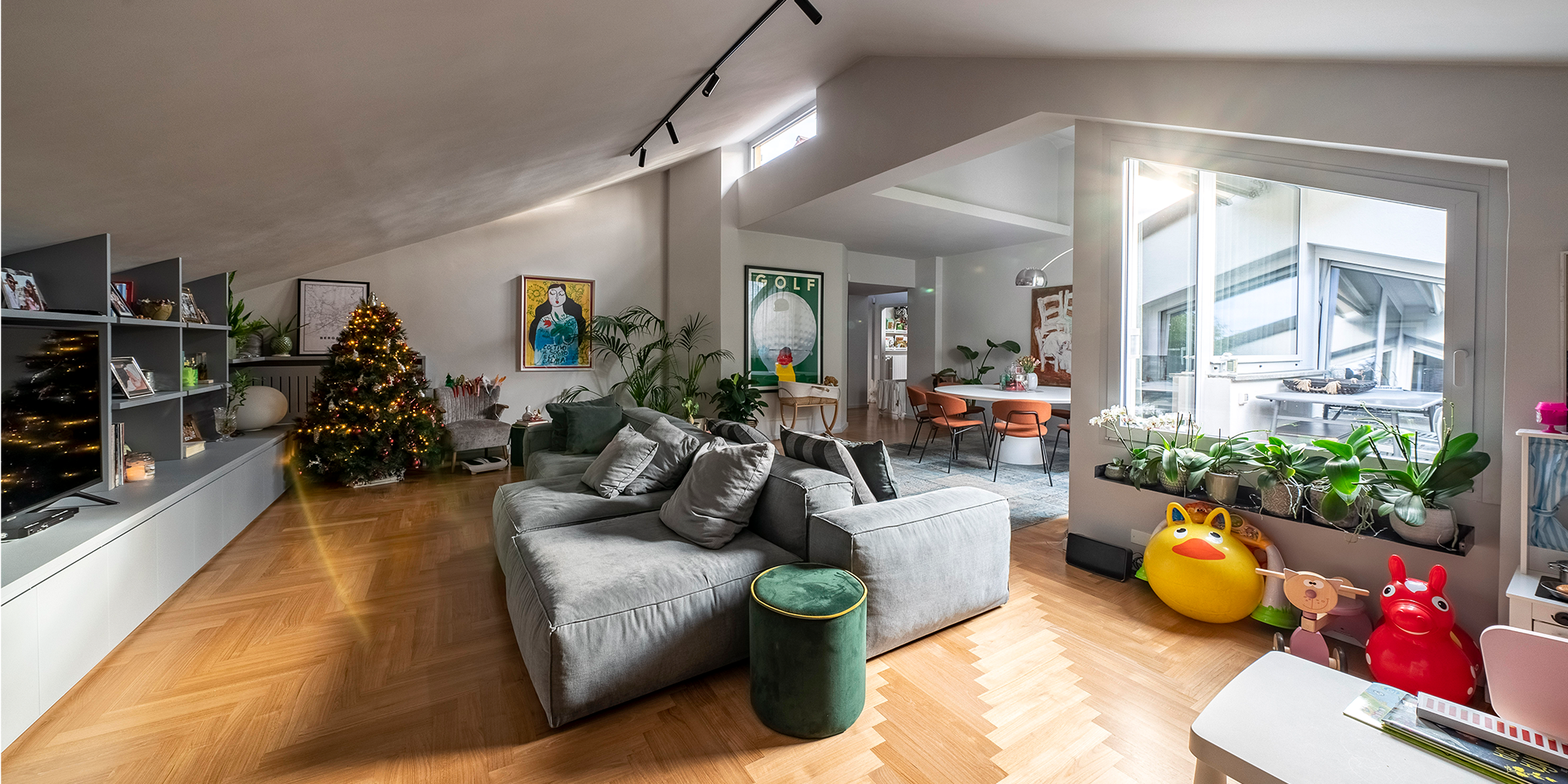 zona living luminosa in appartamento ristrutturato a Bergamo con interior design su misura per la famiglia