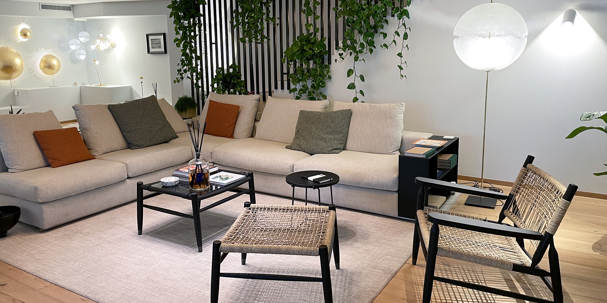 spazio di lavoro condiviso integrato in showroom di design a Bergamo in progetto di interior design contemporaneo