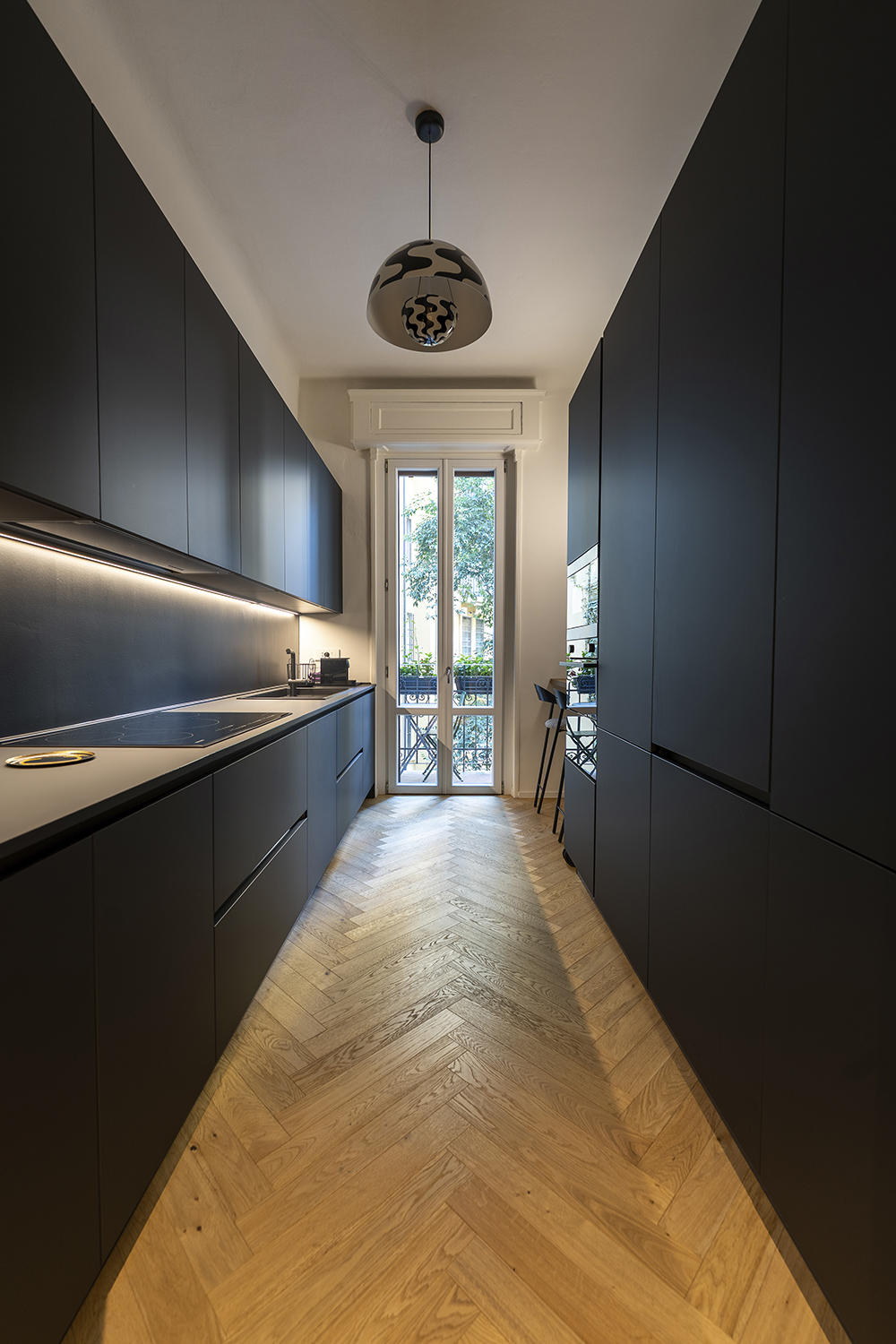 cucina minimal total black in appartamento a Milano in ristrutturazione completa con interior design contemporaneo