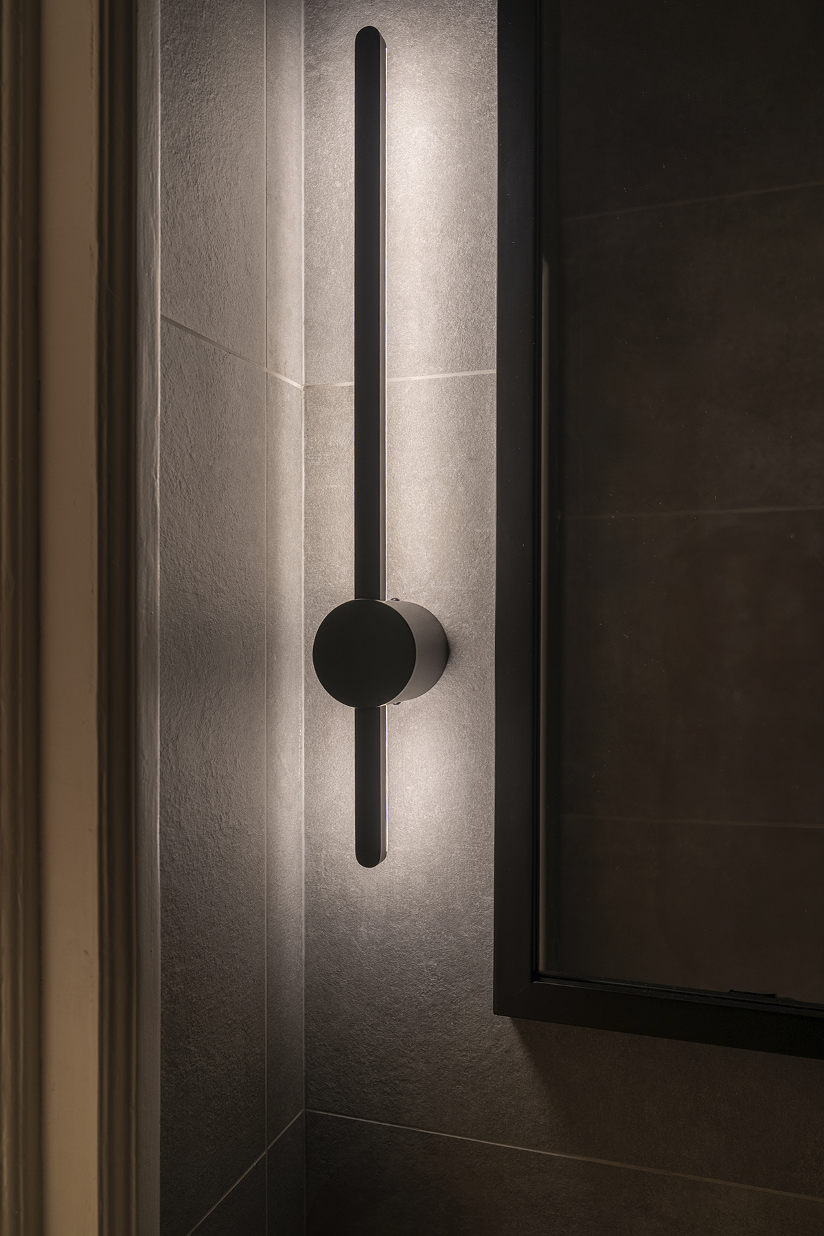 dettaglio illuminazione soft con lampade di design in appartamento ristrutturato a Milano 