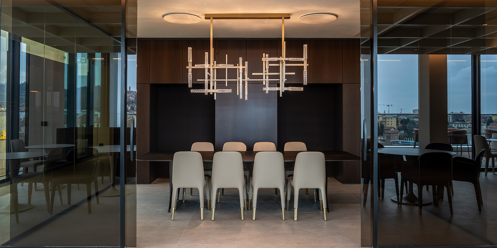 sala interna ristorante con arredi contemporanei e ampie vetrate in progetto a Chorus Life Bergamo