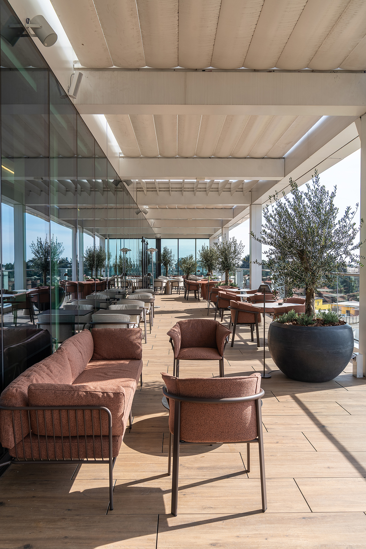 rea esterna ristorante con tavoli e arredi outdoor in rooftop Chorus Life Bergamo