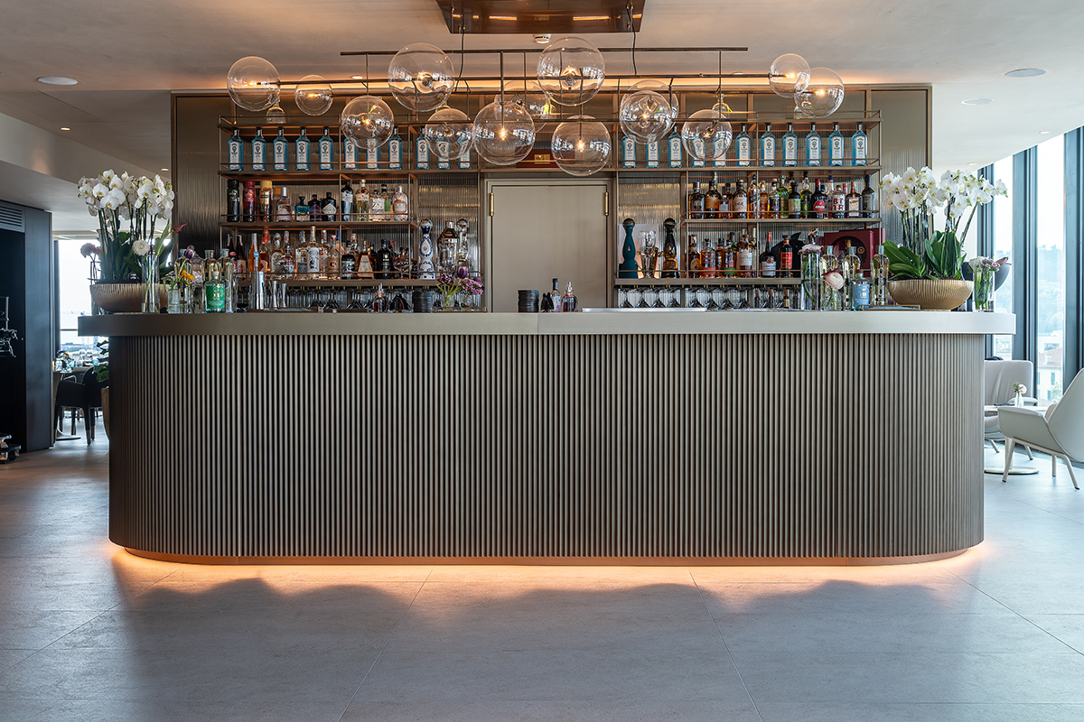 bancone bar con finiture in legno e metallo in ristorante rooftop a Chorus Life Bergamo