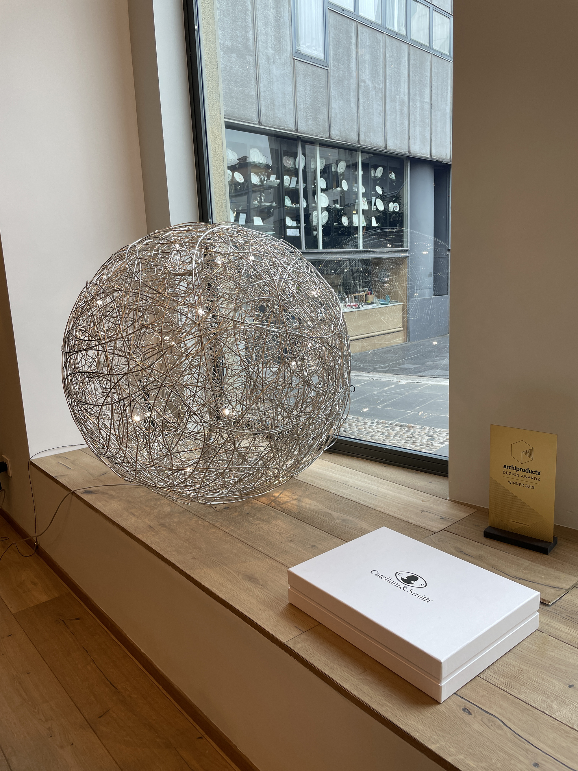 punto espositivo con lampade di design in showroom Catellani & Smith a Bergamo