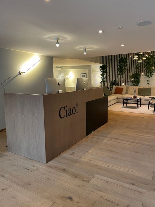 area accoglienza in showroom di illuminazione a Bergamo con design contemporaneo e arredi su misura