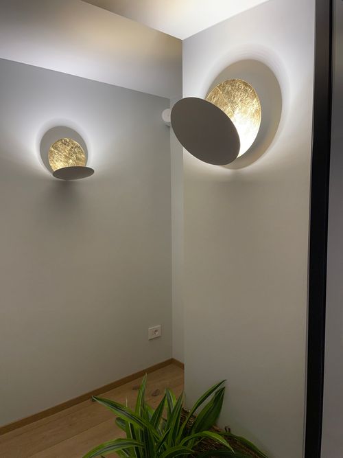 ambiente interno con luce scenografica e lampade di design in showroom Catellani & Smith a Bergamo