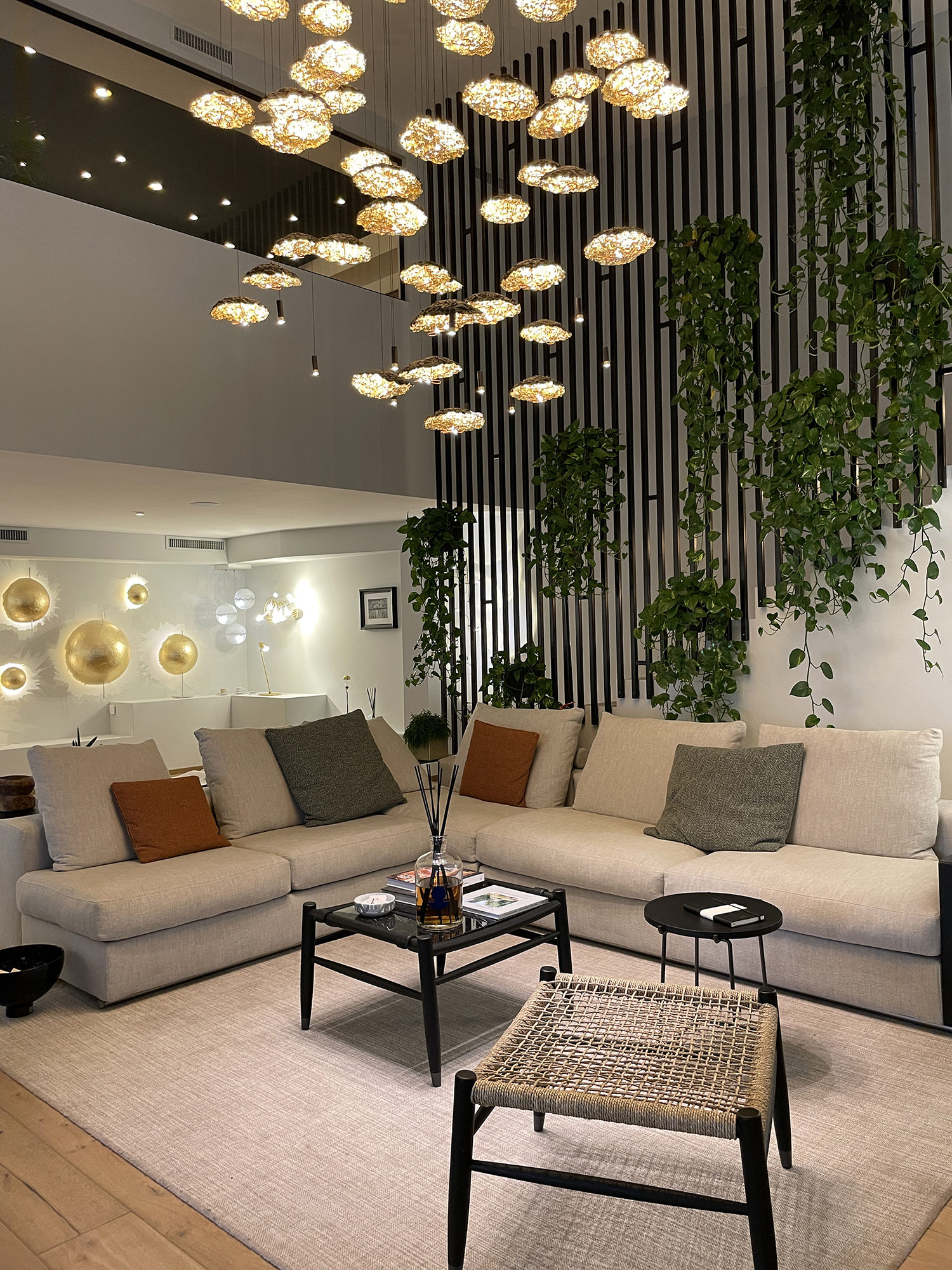 spazio di lavoro condiviso integrato in showroom di design a Bergamo in progetto di interior design contemporaneo