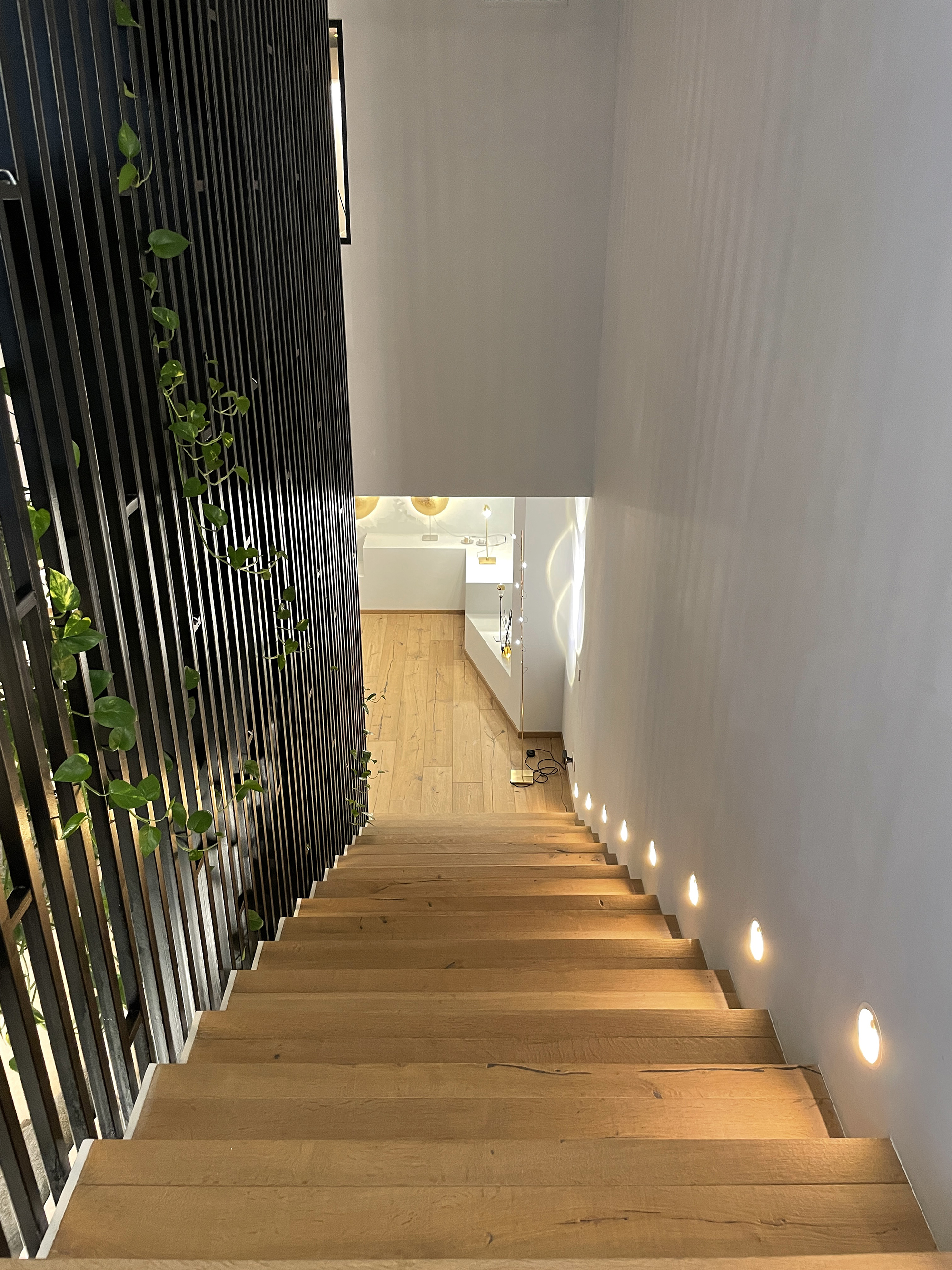 dettaglio della scala in legno in showroom Catellani & Smith a Bergamo