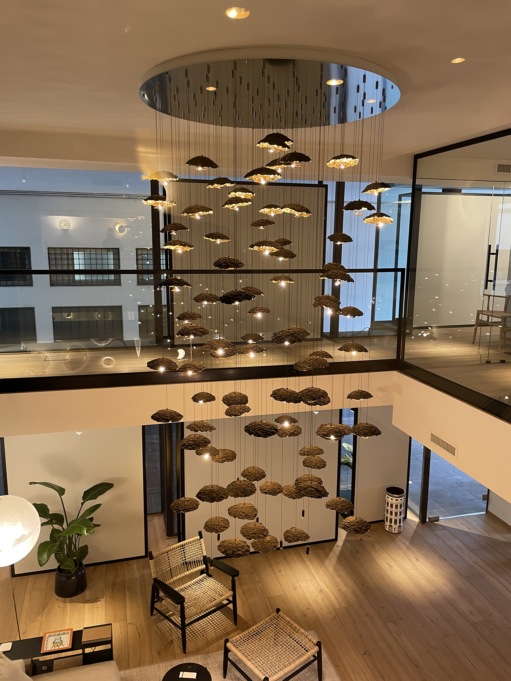 dettaglio lampada Catellani & Smith in showroom di illuminazione contemporanea a Bergamo