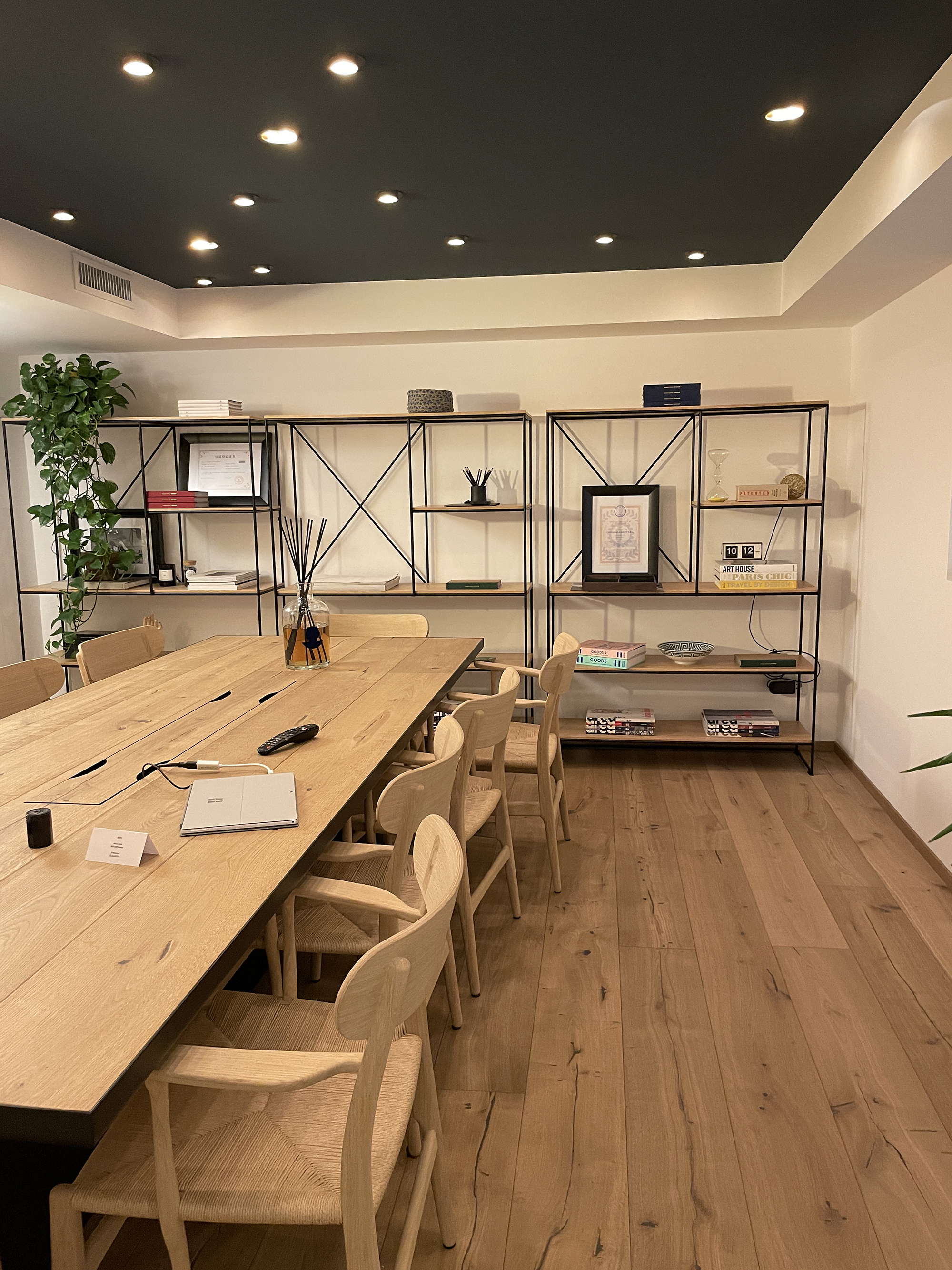 arredi su misura in showroom di design a Bergamo in progetto di progettazione e realizzazione integrata