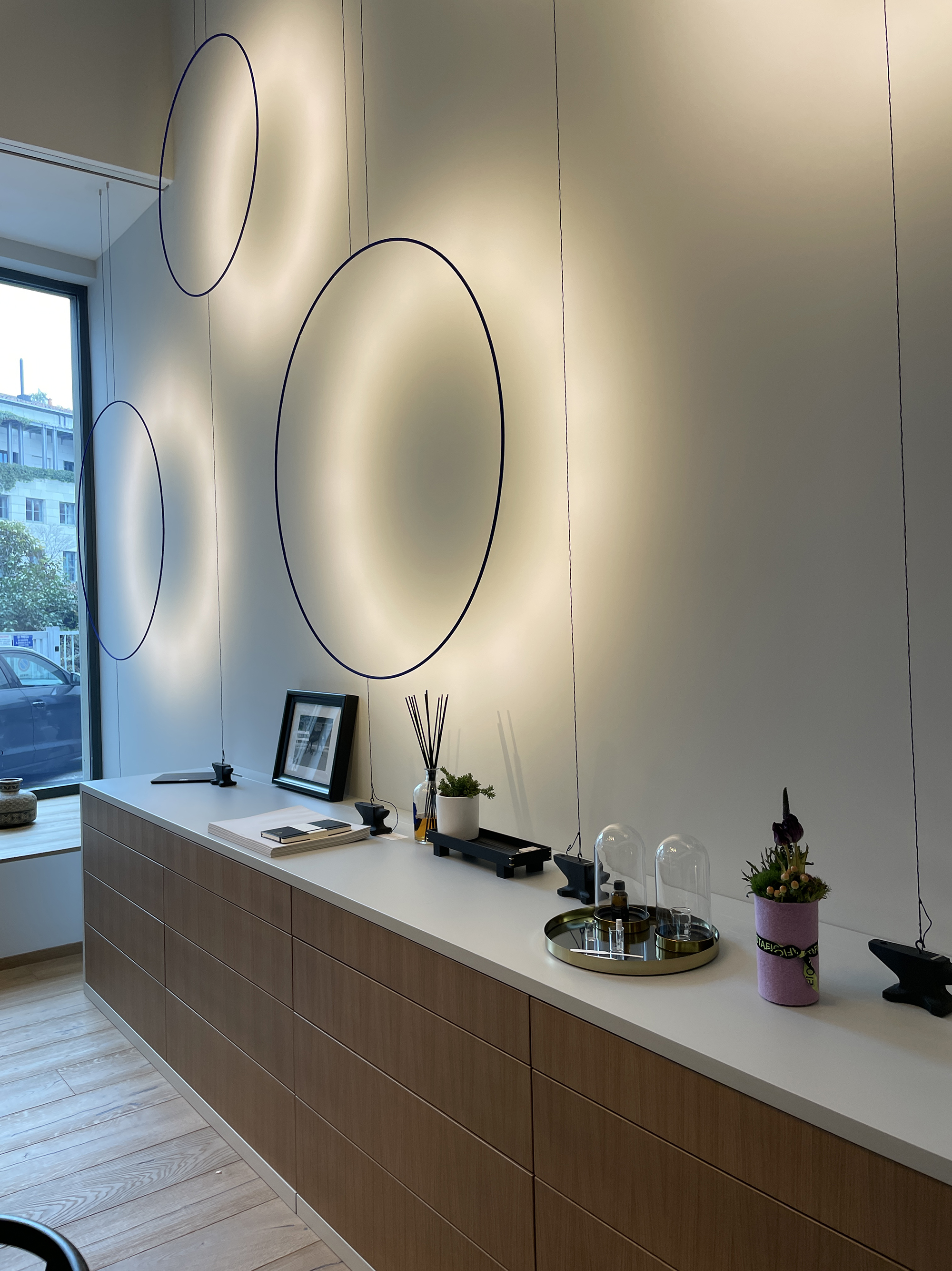 dettaglio lampada Catellani & Smith in showroom di illuminazione contemporanea a Bergamo