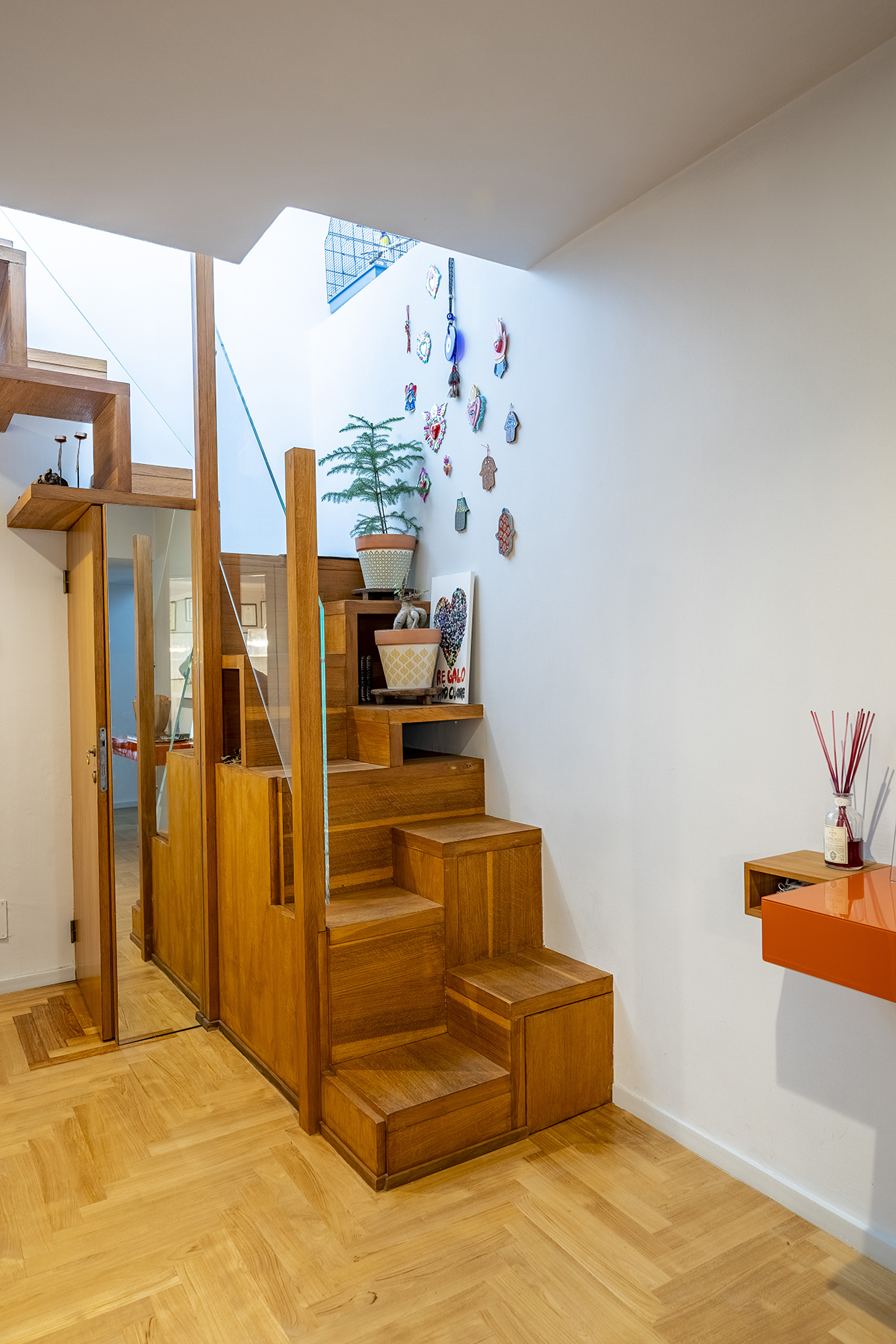 scala interna in appartamento ristrutturato a Bergamo con design contemporaneo