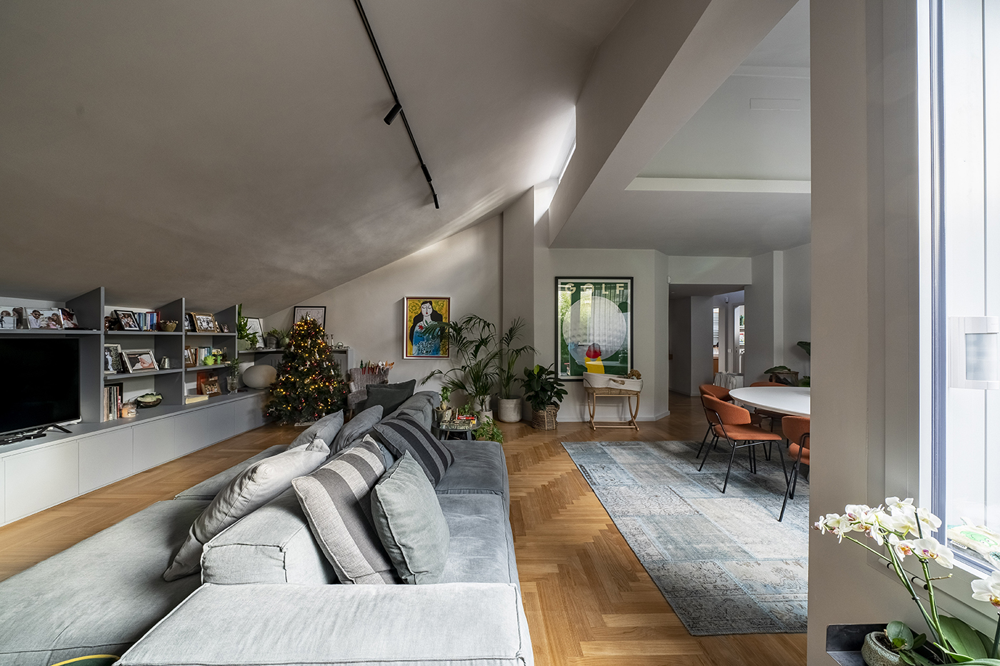 zona living luminosa in appartamento ristrutturato a Bergamo con interior design su misura per la famiglia