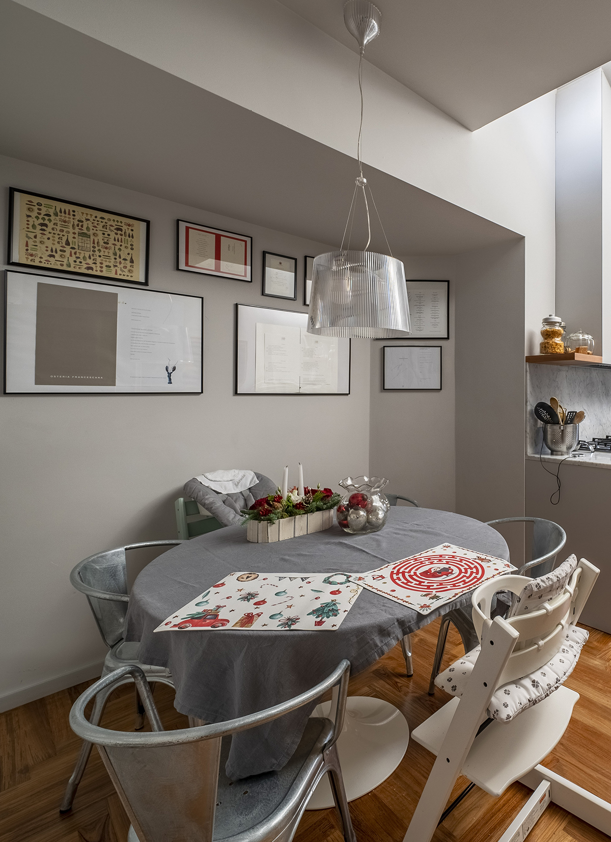 zona pranzo integrata con living in appartamento ristrutturato a Bergamo con spazi fluidi e luminosi