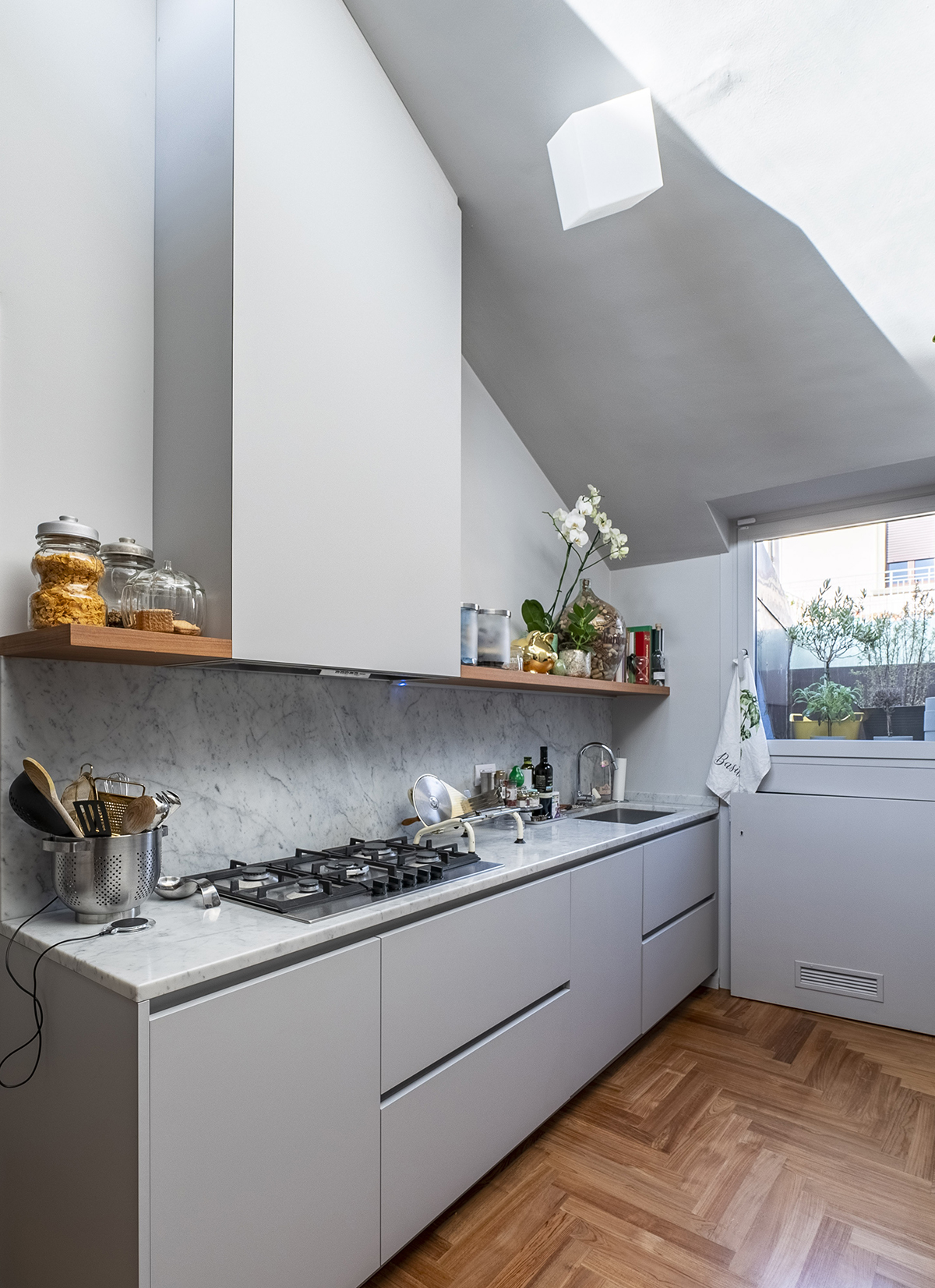 cucina funzionale collegata alla zona giorno in appartamento riqualificato a Bergamo in progetto di interior design