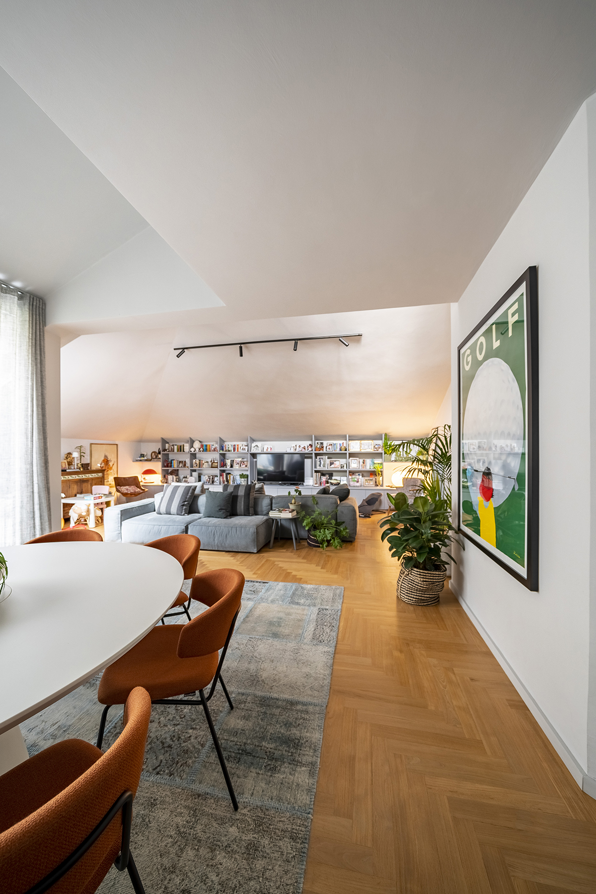 zona living luminosa in appartamento ristrutturato a Bergamo con interior design su misura per la famiglia