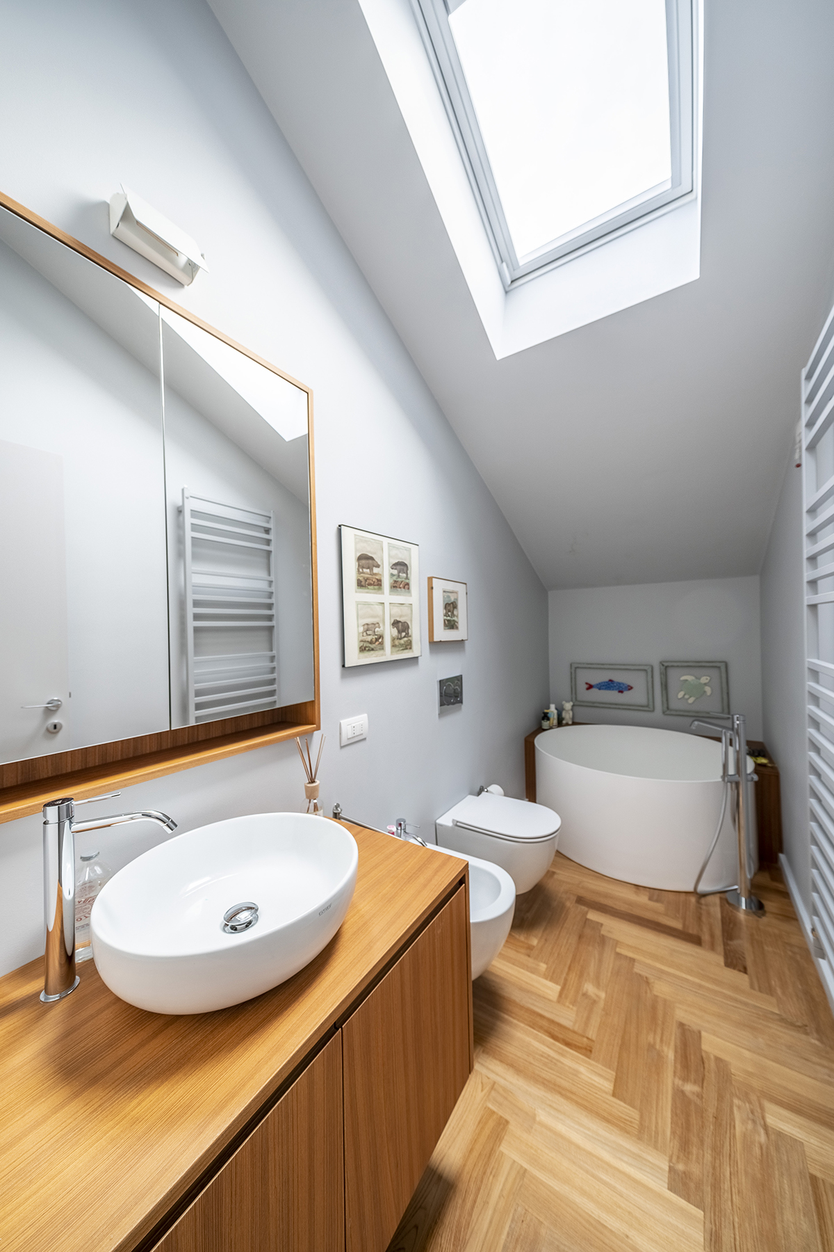 bagno moderno con finiture curate in appartamento ristrutturato a Bergamo in progetto di interior design