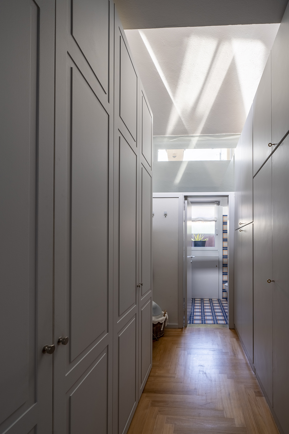 corridoio con distribuzione funzionale degli spazi in appartamento riqualificato a Bergamo