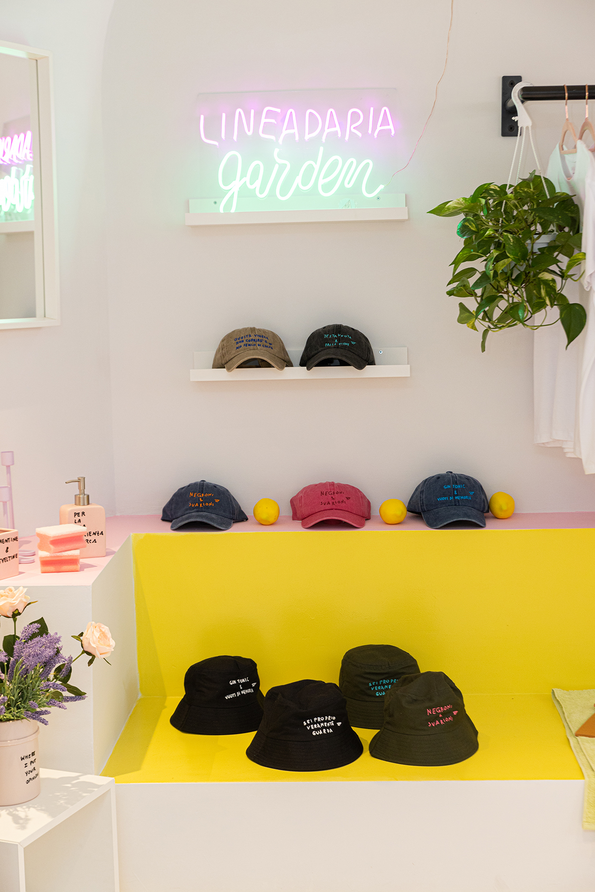 negozio creativo con colori pastello rosa e giallo in progetto di progettazione e realizzazione concept store a Bergamo