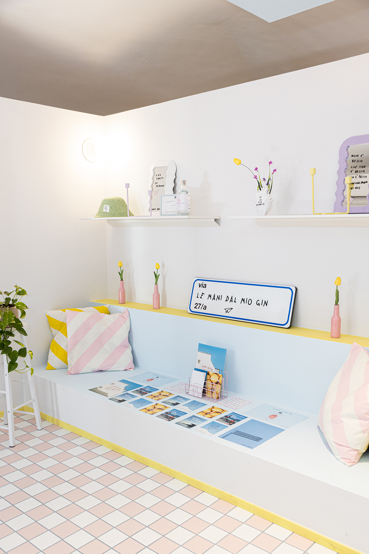 negozio creativo con colori pastello rosa e giallo in progetto di progettazione e realizzazione concept store a Bergamo