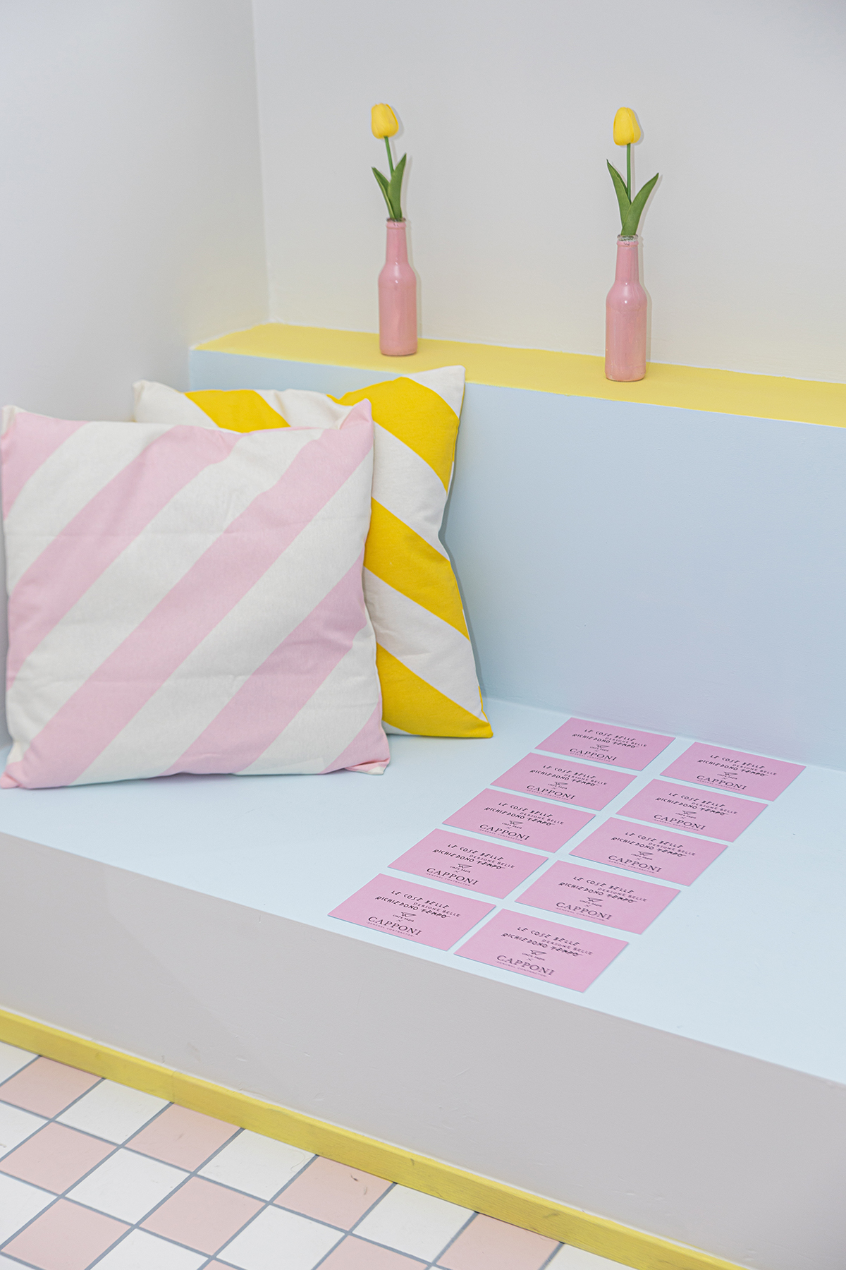 area espositiva con arredi su misura e colori rosa e giallo in concept store Linea Daria a Bergamo