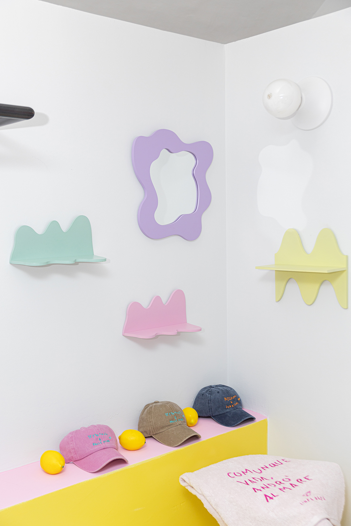 area espositiva con arredi su misura e colori rosa e giallo in concept store Linea Daria a Bergamo