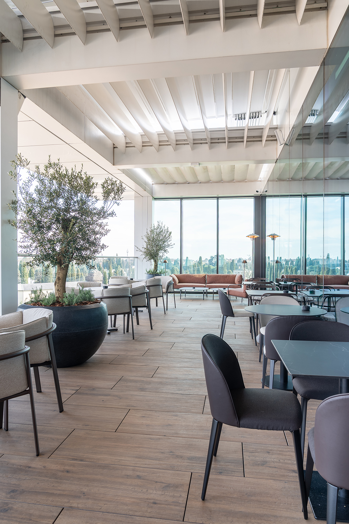 area esterna ristorante con tavoli e arredi outdoor in rooftop Chorus Life Bergamo