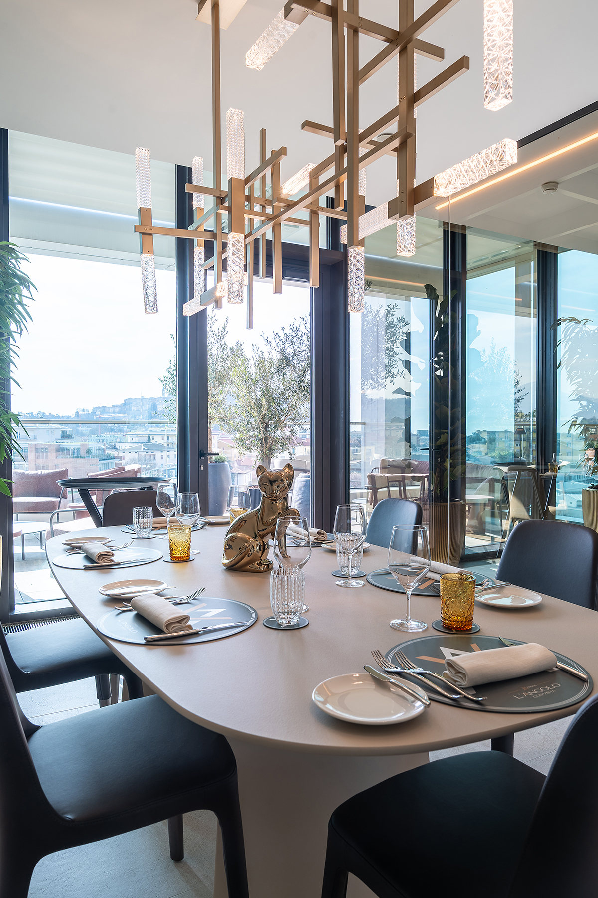 tavoli apparecchiati in ristorante contemporaneo a Chorus Life Bergamo con design elegant