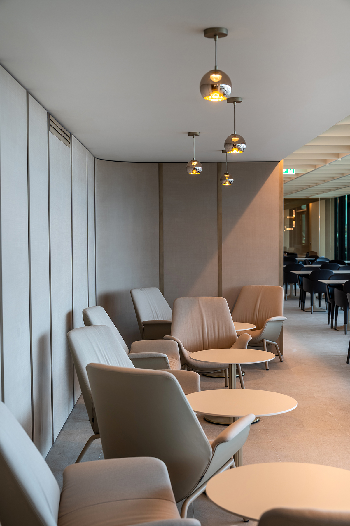 ambiente ristorante con luce naturale e materiali contemporanei in progetto di ristrutturazione a Bergamo