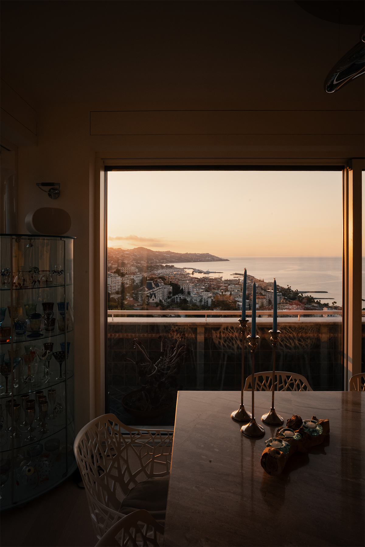 Zona giorno affacciata sulla terrazza panoramica a Sanremo