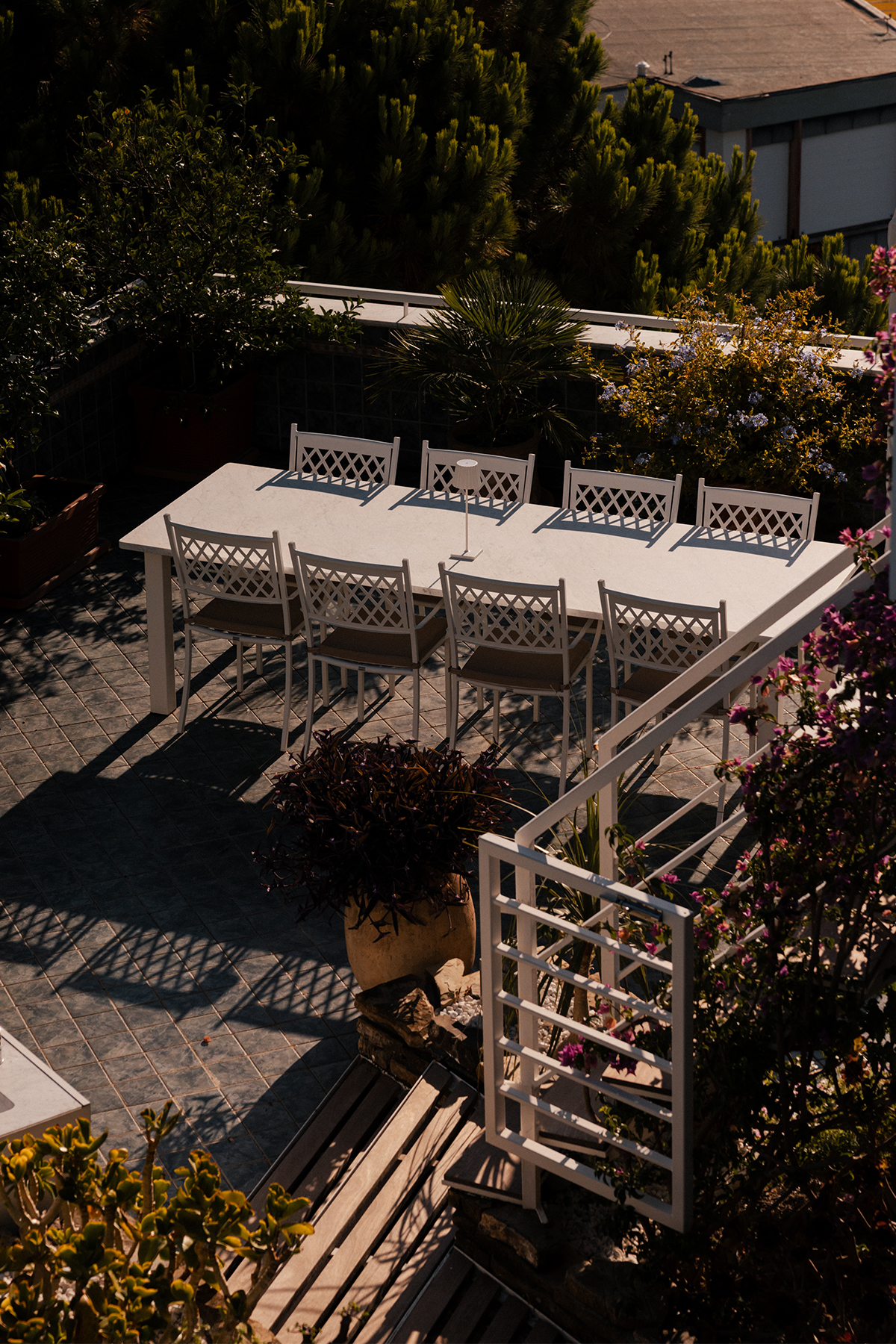 Terrazza arredata dell’appartamento ristrutturato a Sanremo