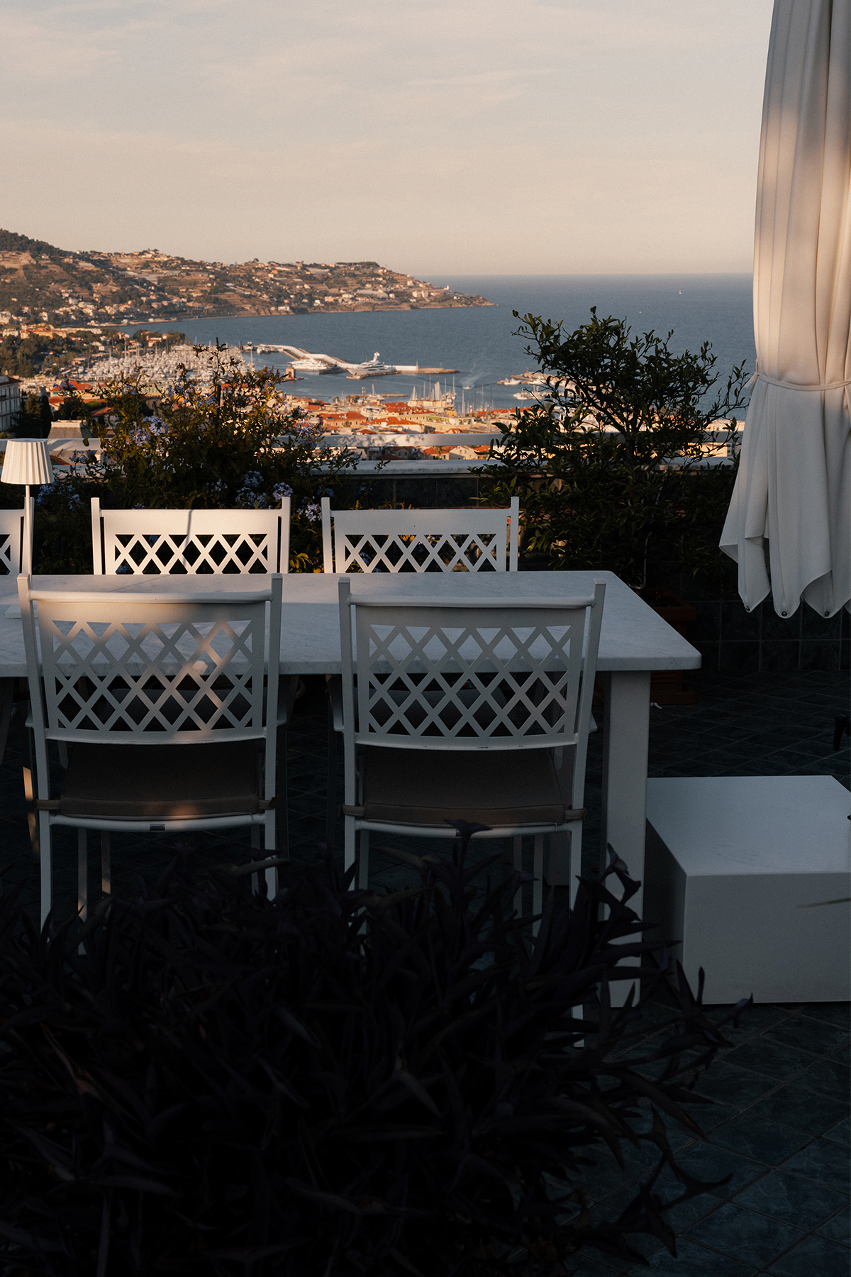 Zona pranzo esterna sulla terrazza con vista panoramica