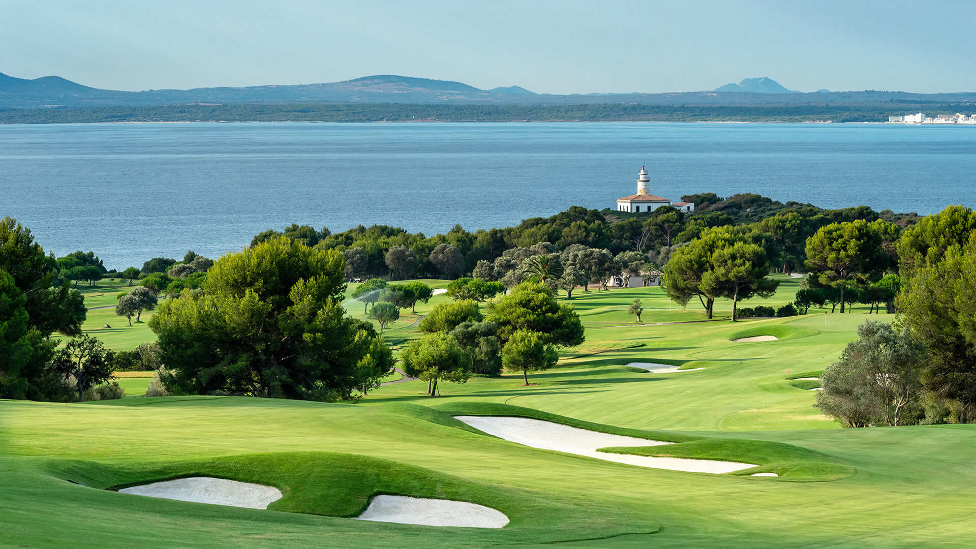 Luxury resort overlooking the golf course in the Algarve