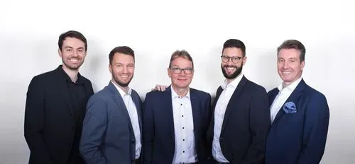 Steuerberater-Team bestehend aus Konstantin Kurczinski, Lennart Baumann, Stefan Grünewald, Janning Clausen und Boris Kurczinski, symbolisiert Erfahrung, Kompetenz und persönliche Beratung.