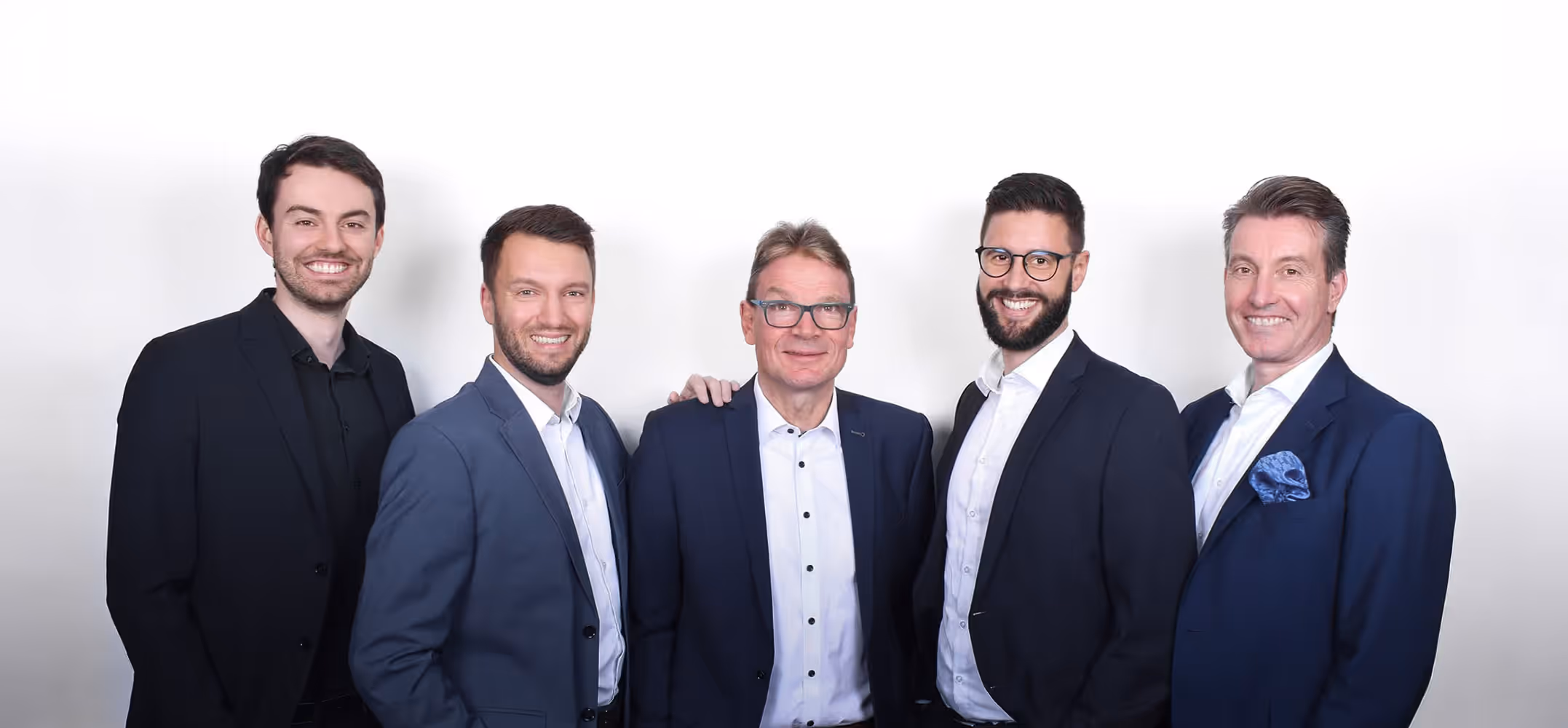 Steuerberater-Team bestehend aus Konstantin Kurczinski, Lennart Baumann, Stefan Grünewald, Janning Clausen und Boris Kurczinski, symbolisiert Erfahrung, Kompetenz und persönliche Beratung.