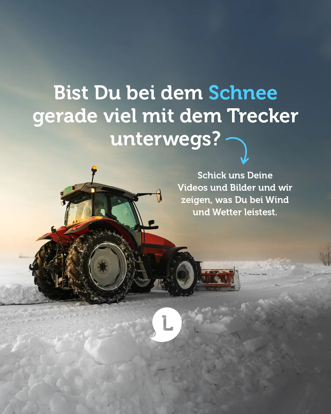 Roter Traktor auf verschneitem Feld bei Sonnenaufgang mit Text zur Schnee-Abfrage für Landwirte.