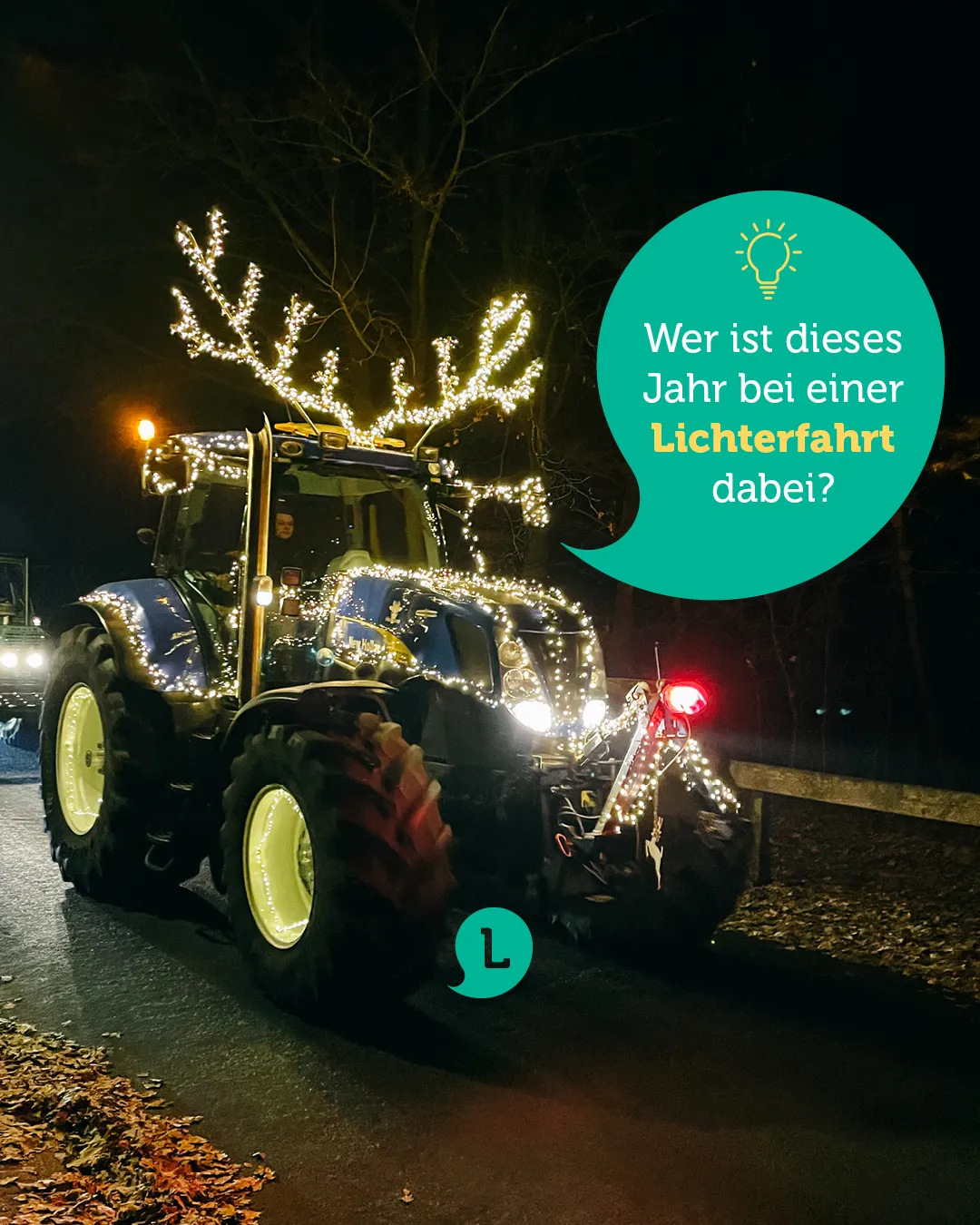 Ein Traktor nachts geschmückt mit Lichterketten und beleuchteten Geweihen im Wald.