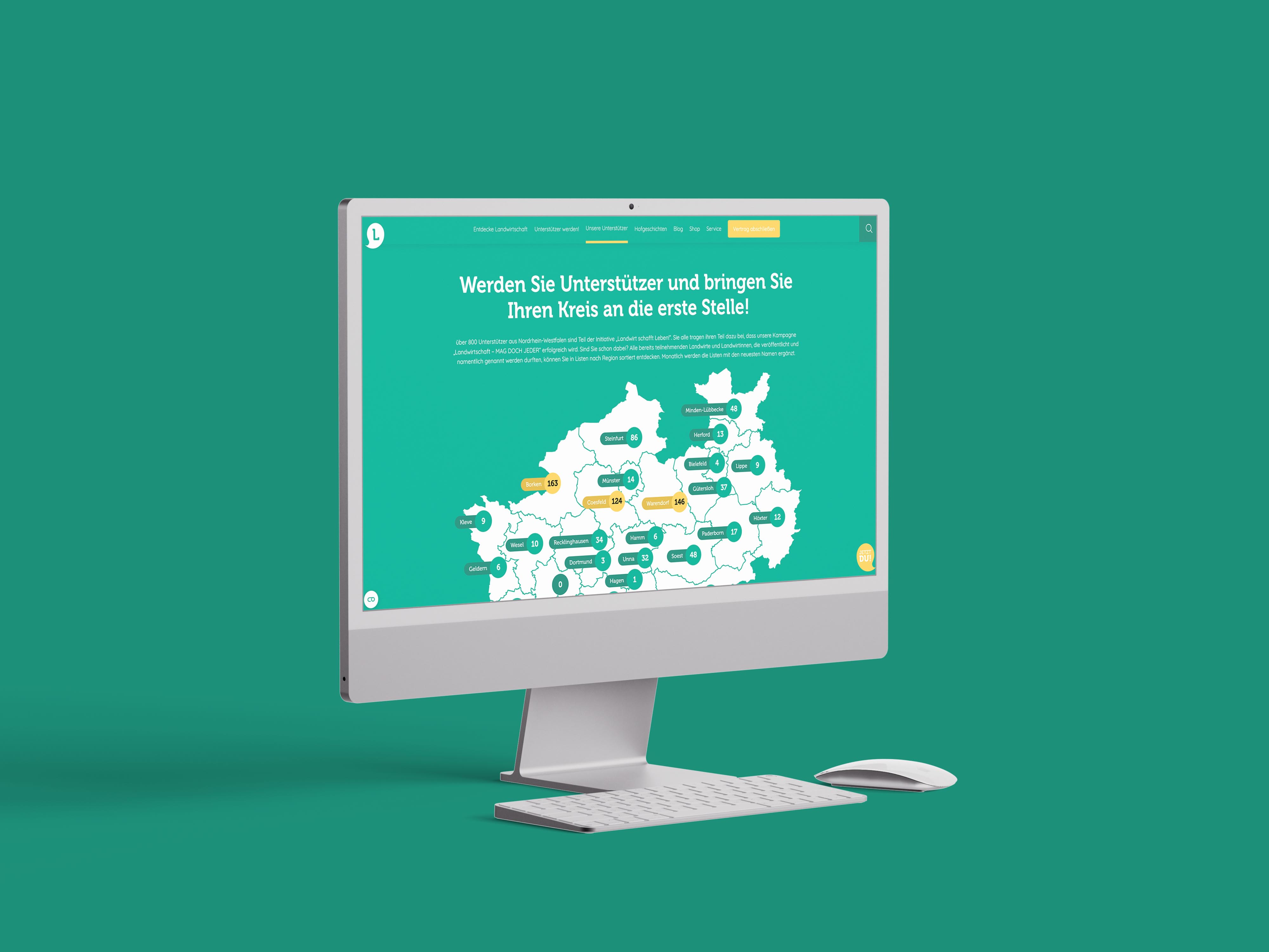 Laptop zeigt Webseite von Hof Westermann mit Begrüßungstext und Bildern von einem Landwirt im Stall.